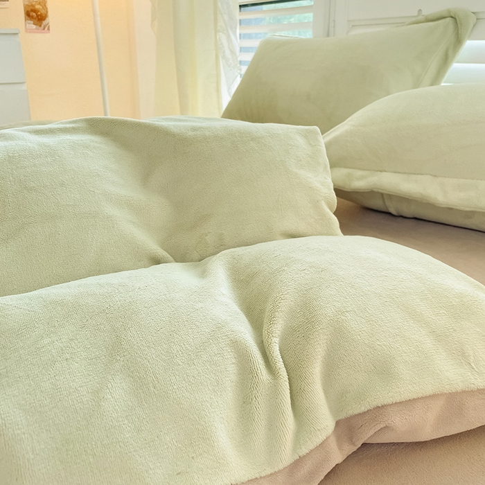 91家纺网 家纺一手货源 找家纺 富馨莱 2025新款牛奶绒纯色双拼被套 双拼奶油绿+焦糖色