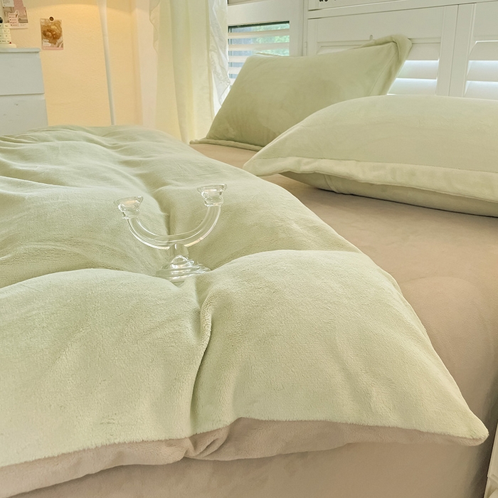 91家纺网 家纺一手货源 找家纺 富馨莱 2025新款牛奶绒纯色双拼被套 双拼奶油绿+焦糖色