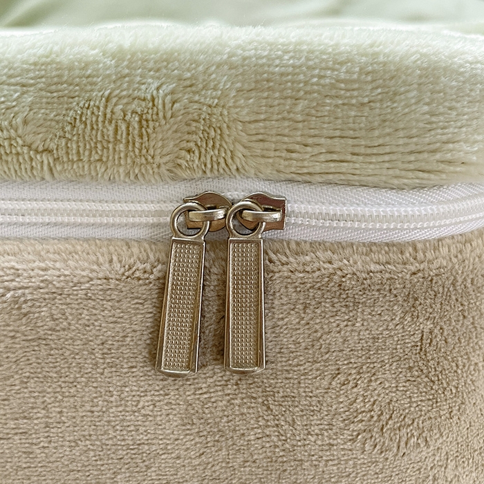 91家纺网 家纺一手货源 找家纺 富馨莱 2025新款牛奶绒纯色双拼被套 双拼奶油绿+焦糖色