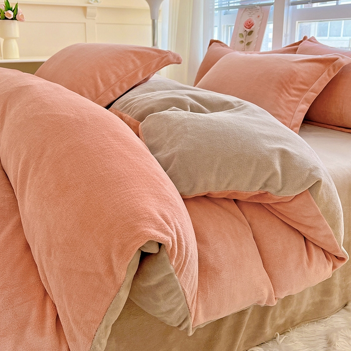 91家纺网 家纺一手货源 找家纺 富馨莱 2025新款牛奶绒纯色双拼被套 双拼奶油玉+焦糖