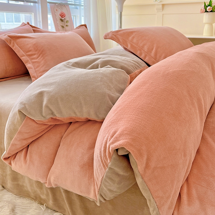 91家纺网 家纺一手货源 找家纺 富馨莱 2025新款牛奶绒纯色双拼被套 双拼奶油玉+焦糖