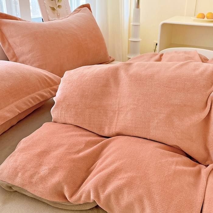 91家纺网 家纺一手货源 找家纺 富馨莱 2025新款牛奶绒纯色双拼被套 双拼奶油玉+焦糖