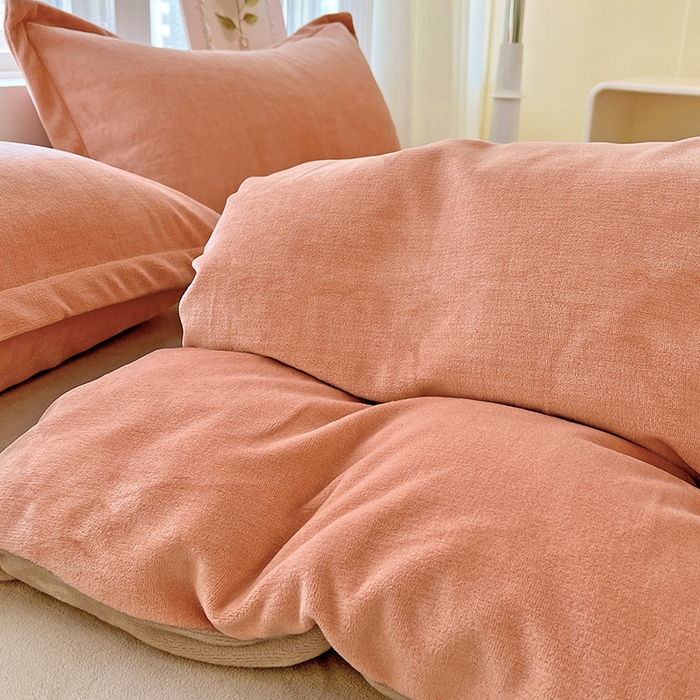 91家纺网 家纺一手货源 找家纺 富馨莱 2025新款牛奶绒纯色双拼被套 双拼奶油玉+焦糖