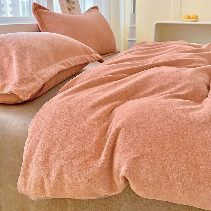 91家纺网 家纺一手货源 找家纺 富馨莱 2025新款牛奶绒纯色双拼被套 双拼奶油玉+焦糖