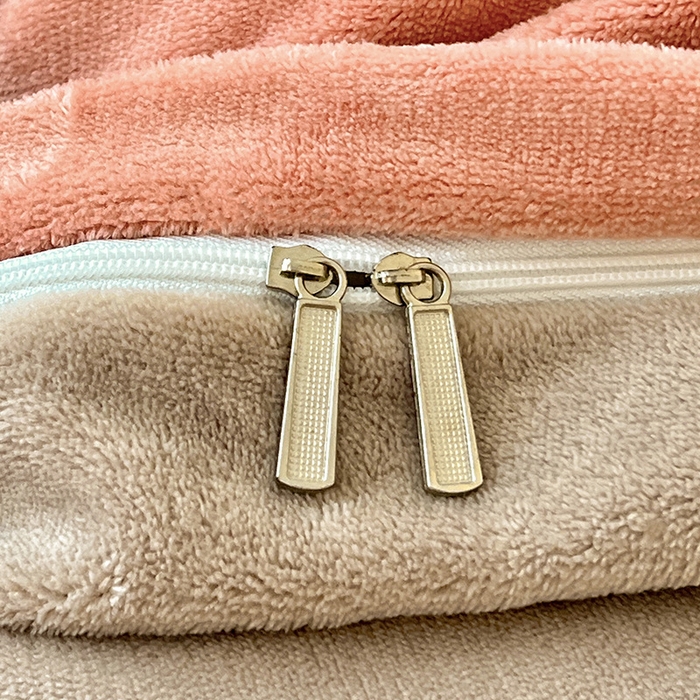 91家纺网 家纺一手货源 找家纺 富馨莱 2025新款牛奶绒纯色双拼被套 双拼奶油玉+焦糖