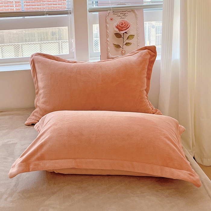 91家纺网 家纺一手货源 找家纺 富馨莱 2025新款牛奶绒纯色双拼被套 双拼奶油玉+焦糖