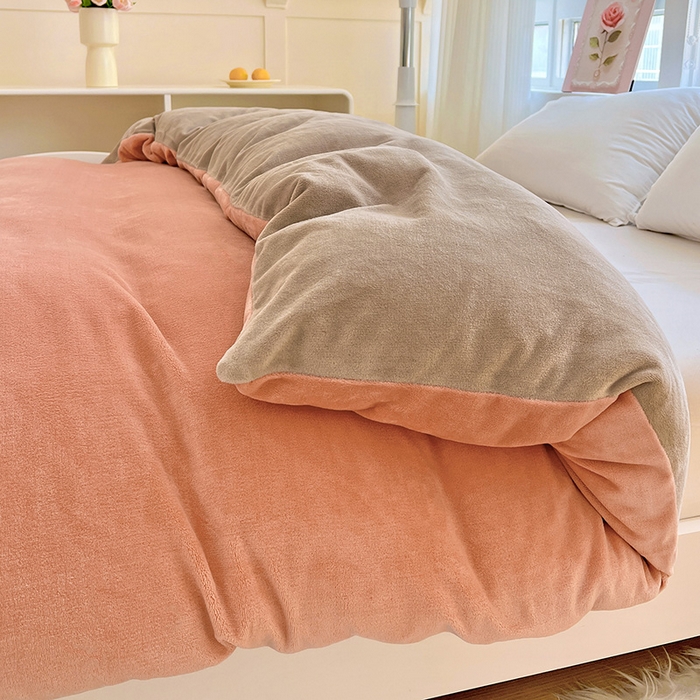 91家纺网 家纺一手货源 找家纺 富馨莱 2025新款牛奶绒纯色双拼被套 双拼奶油玉+焦糖