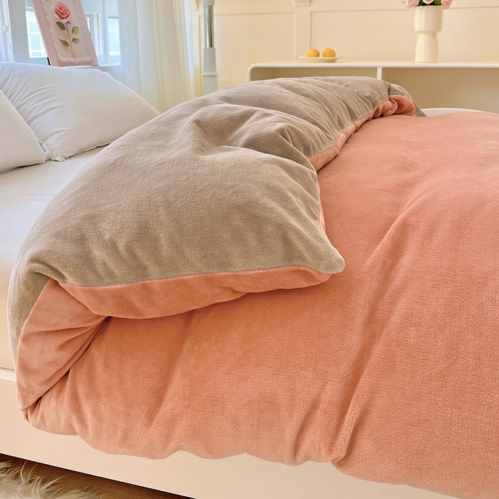 91家纺网 家纺一手货源 找家纺 富馨莱 2025新款牛奶绒纯色双拼被套 双拼奶油玉+焦糖