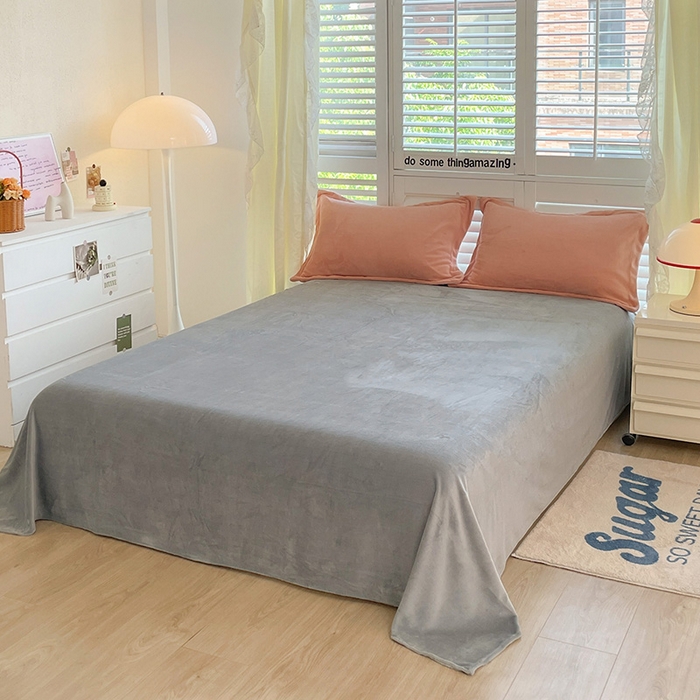 91家纺网 家纺一手货源 找家纺 富馨莱 2025新款牛奶绒纯色双拼被套 双拼奶油玉+绅士灰