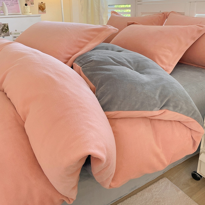 91家纺网 家纺一手货源 找家纺 富馨莱 2025新款牛奶绒纯色双拼被套 双拼奶油玉+绅士灰