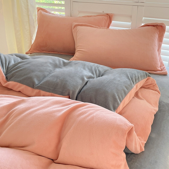 91家纺网 家纺一手货源 找家纺 富馨莱 2025新款牛奶绒纯色双拼被套 双拼奶油玉+绅士灰