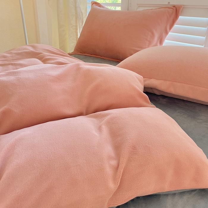 91家纺网 家纺一手货源 找家纺 富馨莱 2025新款牛奶绒纯色双拼被套 双拼奶油玉+绅士灰