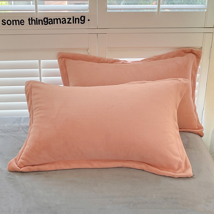 91家纺网 家纺一手货源 找家纺 富馨莱 2025新款牛奶绒纯色双拼被套 双拼奶油玉+绅士灰