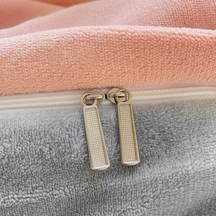 91家纺网 家纺一手货源 找家纺 富馨莱 2025新款牛奶绒纯色双拼被套 双拼奶油玉+绅士灰