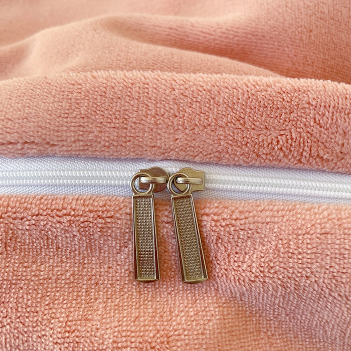 91家纺网 家纺一手货源 找家纺 富馨莱 2025新款牛奶绒纯色双拼被套 双拼奶油玉+绅士灰