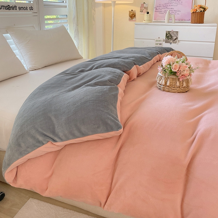 91家纺网 家纺一手货源 找家纺 富馨莱 2025新款牛奶绒纯色双拼被套 双拼奶油玉+绅士灰