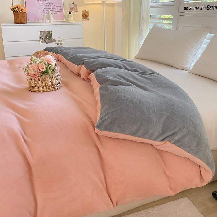 91家纺网 家纺一手货源 找家纺 富馨莱 2025新款牛奶绒纯色双拼被套 双拼奶油玉+绅士灰