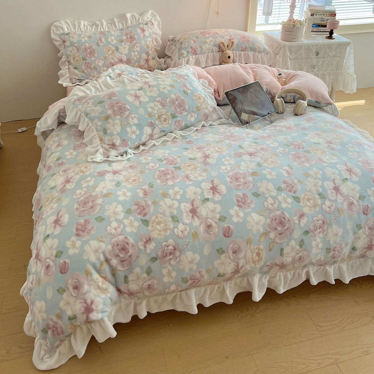 91家纺网 家纺一手货源 找家纺 （总）六巷胡同 2025新款韩式博主风花边款小碎花A类牛奶绒四件套