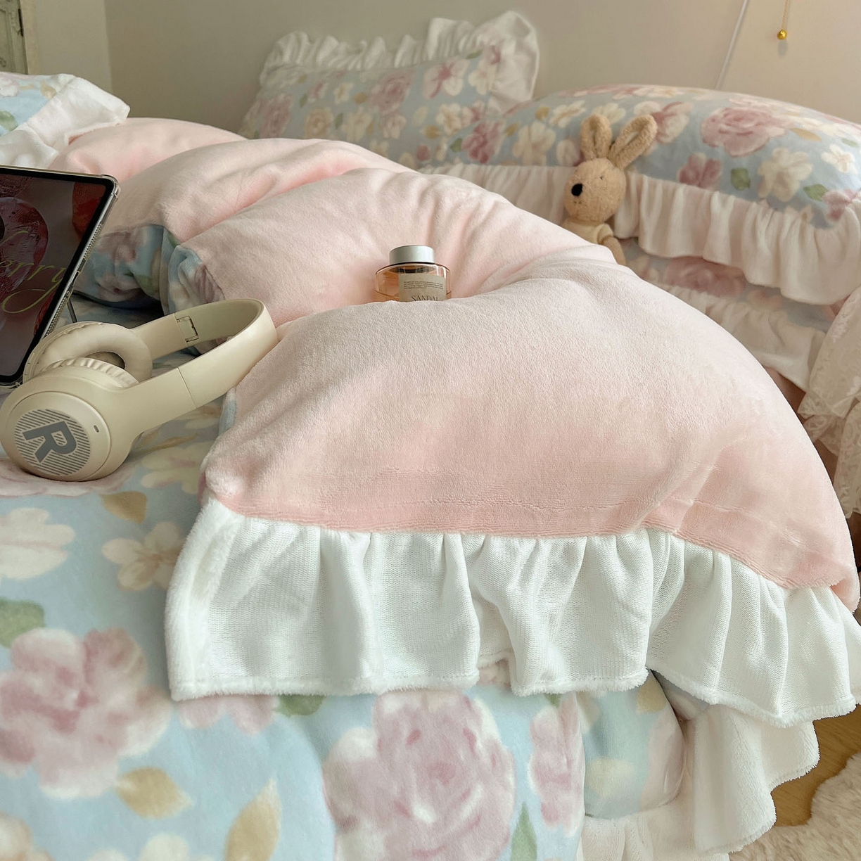 91家纺网 家纺一手货源 找家纺 （总）六巷胡同 2025新款韩式博主风花边款小碎花A类牛奶绒四件套