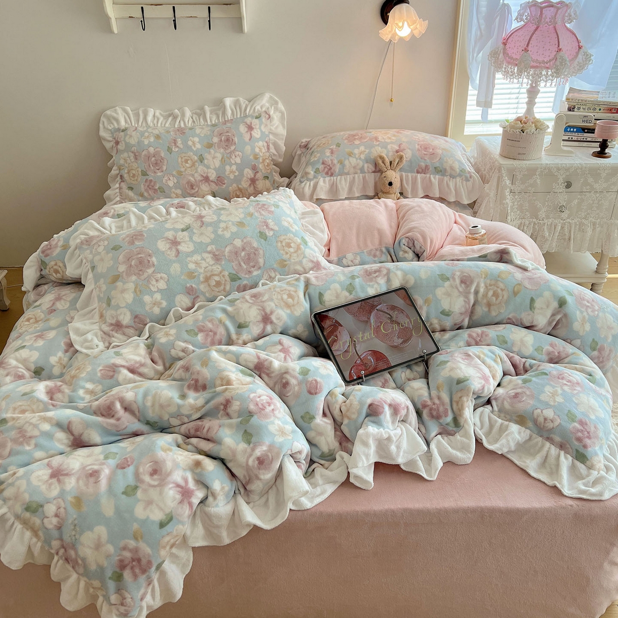 91家纺网 家纺一手货源 找家纺 （总）六巷胡同 2025新款韩式博主风花边款小碎花A类牛奶绒四件套