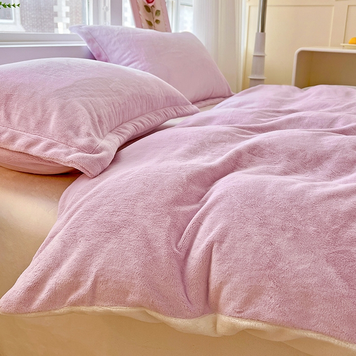 91家纺网 家纺一手货源 找家纺 富馨莱 2025新款牛奶绒纯色双拼被套 双拼糯紫+奶昔白