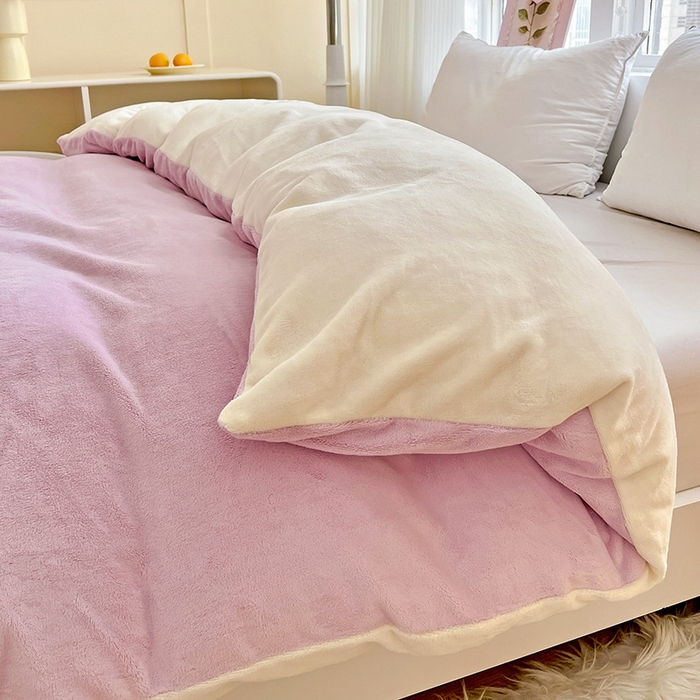 91家纺网 家纺一手货源 找家纺 富馨莱 2025新款牛奶绒纯色双拼被套 双拼糯紫+奶昔白