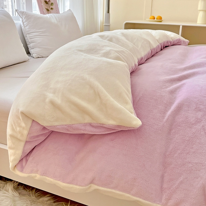 91家纺网 家纺一手货源 找家纺 富馨莱 2025新款牛奶绒纯色双拼被套 双拼糯紫+奶昔白