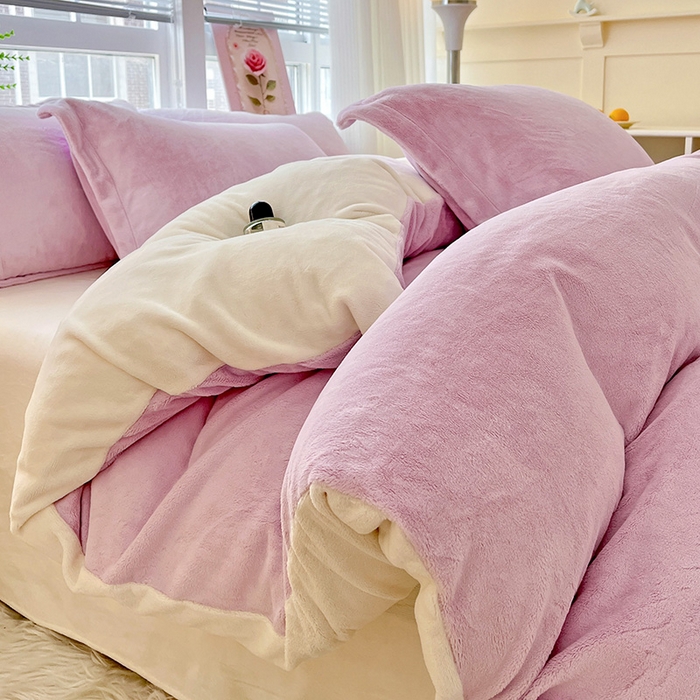91家纺网 家纺一手货源 找家纺 富馨莱 2025新款牛奶绒纯色双拼被套 双拼糯紫+奶昔白