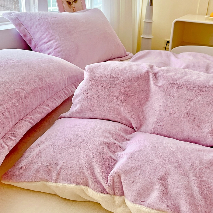 91家纺网 家纺一手货源 找家纺 富馨莱 2025新款牛奶绒纯色双拼被套 双拼糯紫+奶昔白