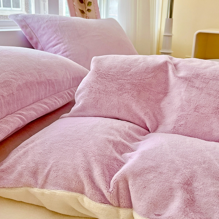 91家纺网 家纺一手货源 找家纺 富馨莱 2025新款牛奶绒纯色双拼被套 双拼糯紫+奶昔白