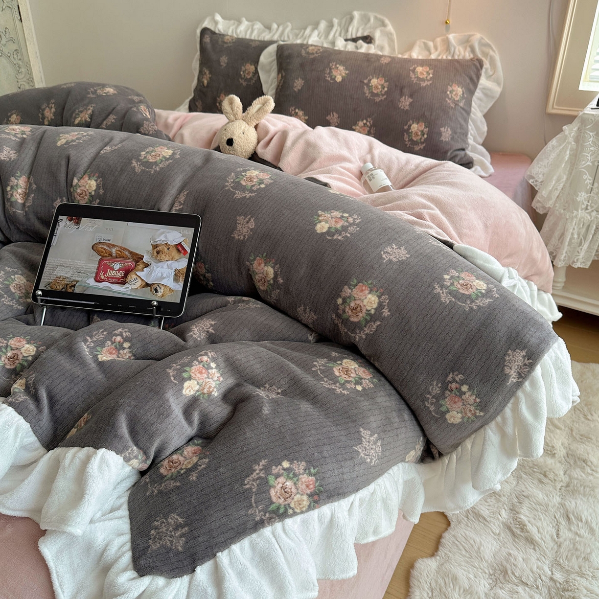 91家纺网 家纺一手货源 找家纺 （总）六巷胡同 2025新款韩式博主风花边款小碎花A类牛奶绒四件套