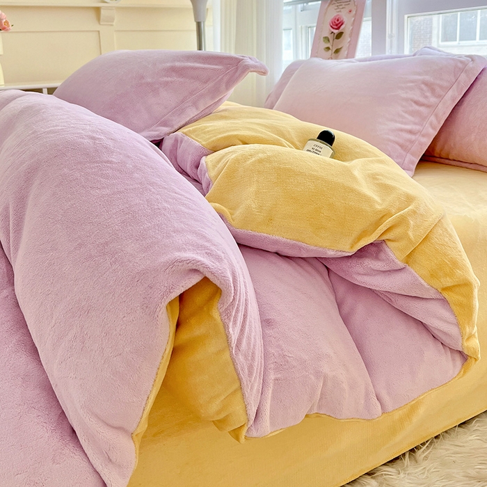 91家纺网 家纺一手货源 找家纺 富馨莱 2025新款牛奶绒纯色双拼被套 双拼糯紫+奶昔黄