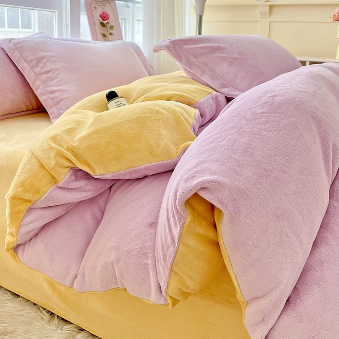 91家纺网 家纺一手货源 找家纺 富馨莱 2025新款牛奶绒纯色双拼被套 双拼糯紫+奶昔黄