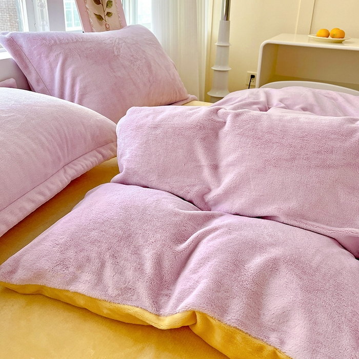 91家纺网 家纺一手货源 找家纺 富馨莱 2025新款牛奶绒纯色双拼被套 双拼糯紫+奶昔黄