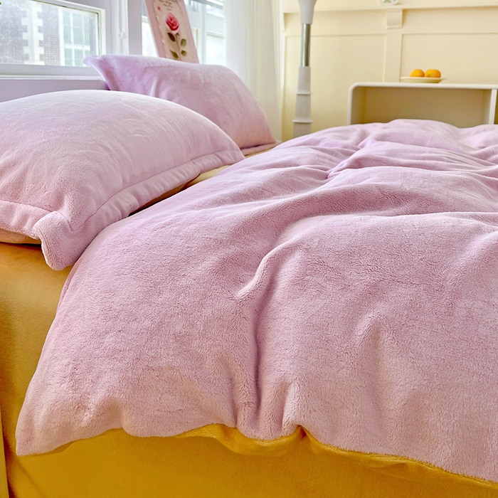 91家纺网 家纺一手货源 找家纺 富馨莱 2025新款牛奶绒纯色双拼被套 双拼糯紫+奶昔黄