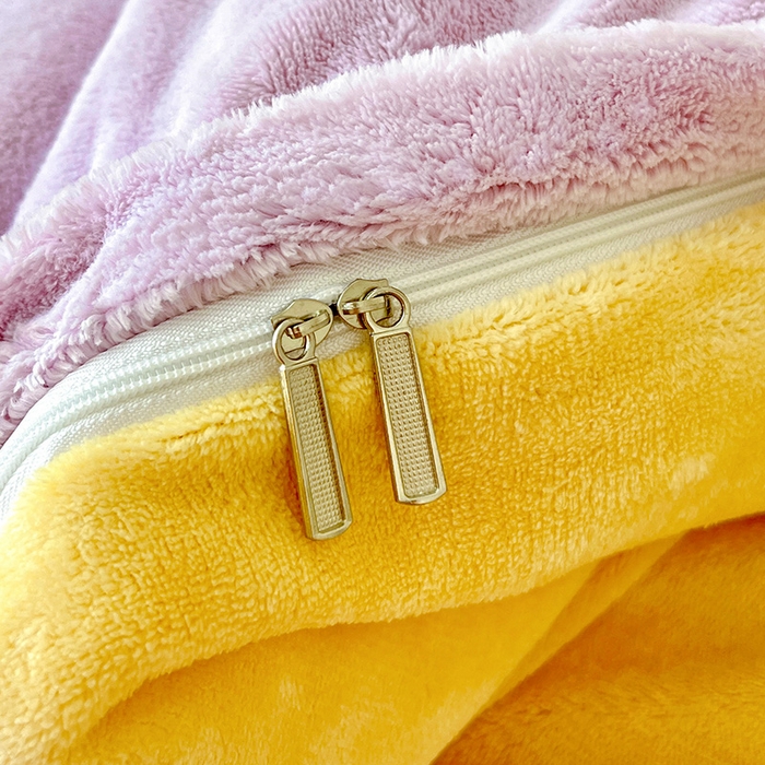 91家纺网 家纺一手货源 找家纺 富馨莱 2025新款牛奶绒纯色双拼被套 双拼糯紫+奶昔黄