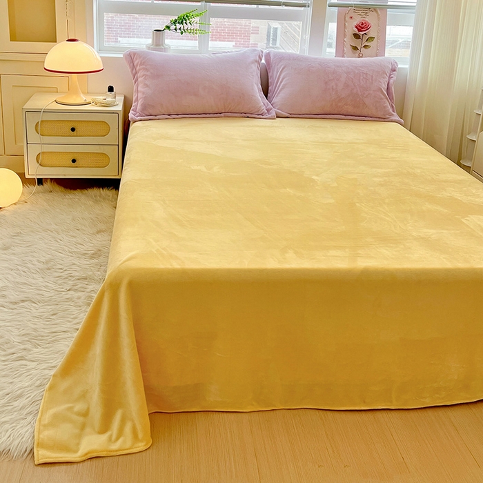 91家纺网 家纺一手货源 找家纺 富馨莱 2025新款牛奶绒纯色双拼被套 双拼糯紫+奶昔黄