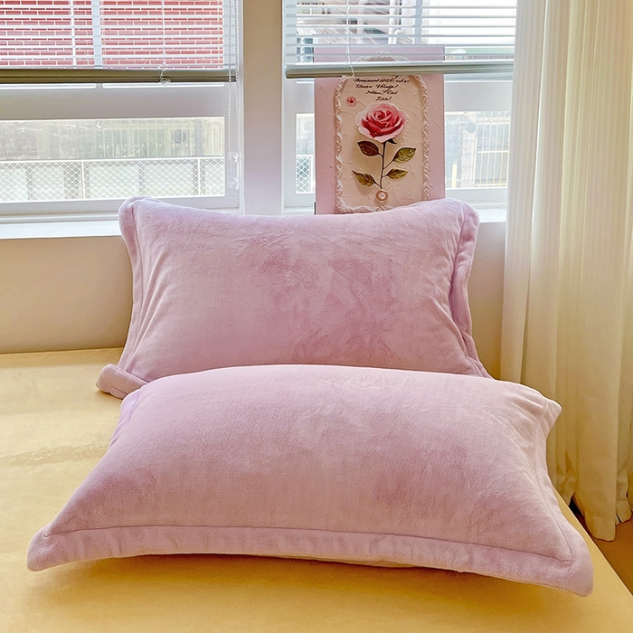 91家纺网 家纺一手货源 找家纺 富馨莱 2025新款牛奶绒纯色双拼被套 双拼糯紫+奶昔黄