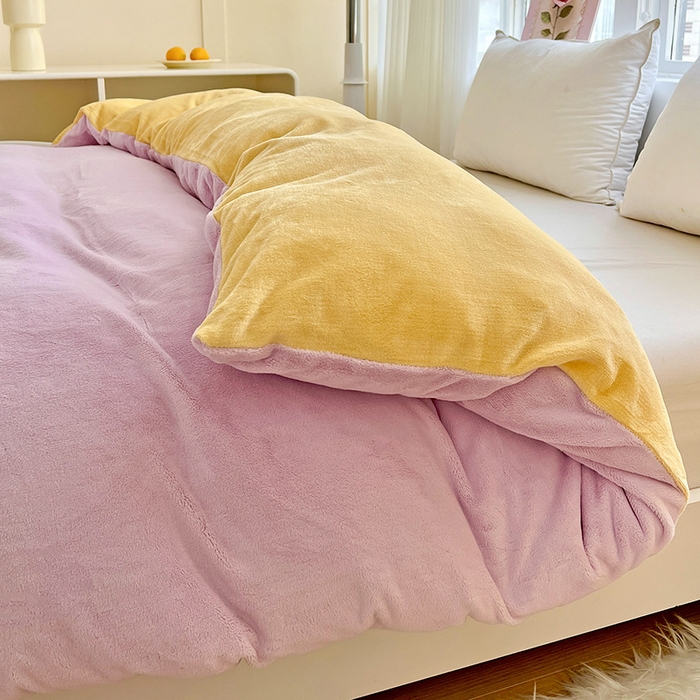 91家纺网 家纺一手货源 找家纺 富馨莱 2025新款牛奶绒纯色双拼被套 双拼糯紫+奶昔黄