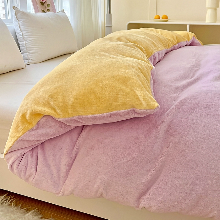 91家纺网 家纺一手货源 找家纺 富馨莱 2025新款牛奶绒纯色双拼被套 双拼糯紫+奶昔黄