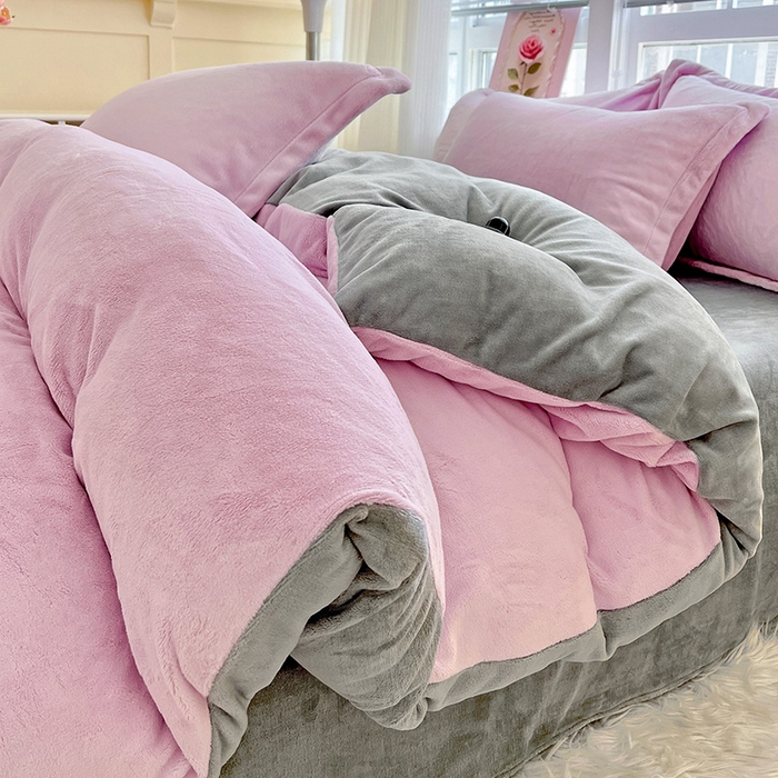 91家纺网 家纺一手货源 找家纺 富馨莱 2025新款牛奶绒纯色双拼被套 双拼糯紫+绅士灰