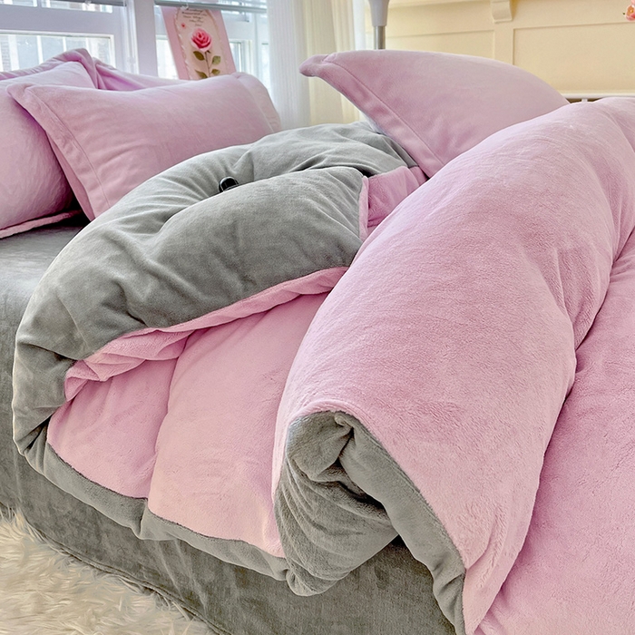 91家纺网 家纺一手货源 找家纺 富馨莱 2025新款牛奶绒纯色双拼被套 双拼糯紫+绅士灰