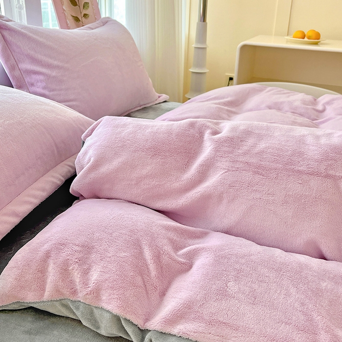 91家纺网 家纺一手货源 找家纺 富馨莱 2025新款牛奶绒纯色双拼被套 双拼糯紫+绅士灰