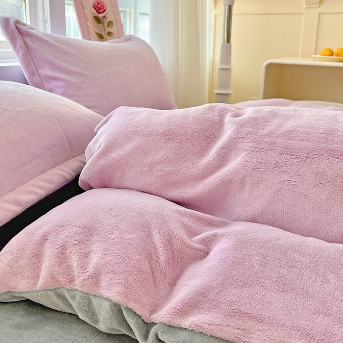 91家纺网 家纺一手货源 找家纺 富馨莱 2025新款牛奶绒纯色双拼被套 双拼糯紫+绅士灰