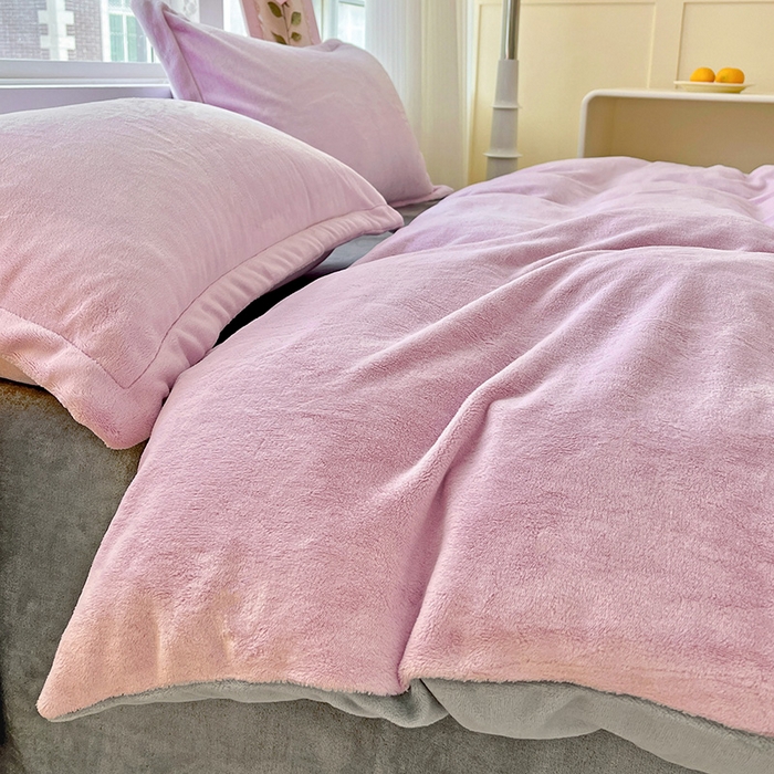 91家纺网 家纺一手货源 找家纺 富馨莱 2025新款牛奶绒纯色双拼被套 双拼糯紫+绅士灰