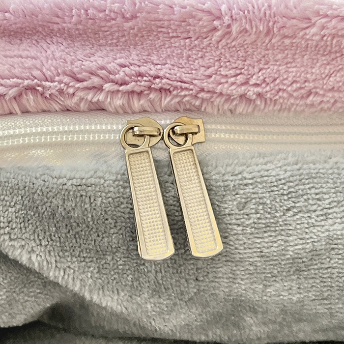 91家纺网 家纺一手货源 找家纺 富馨莱 2025新款牛奶绒纯色双拼被套 双拼糯紫+绅士灰