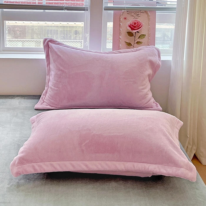 91家纺网 家纺一手货源 找家纺 富馨莱 2025新款牛奶绒纯色双拼被套 双拼糯紫+绅士灰