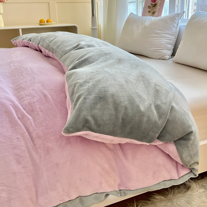 91家纺网 家纺一手货源 找家纺 富馨莱 2025新款牛奶绒纯色双拼被套 双拼糯紫+绅士灰