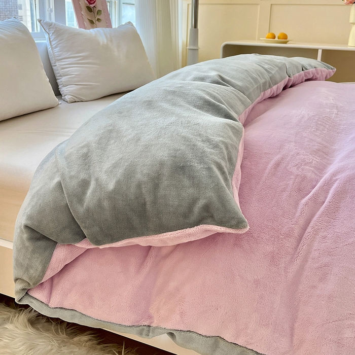 91家纺网 家纺一手货源 找家纺 富馨莱 2025新款牛奶绒纯色双拼被套 双拼糯紫+绅士灰