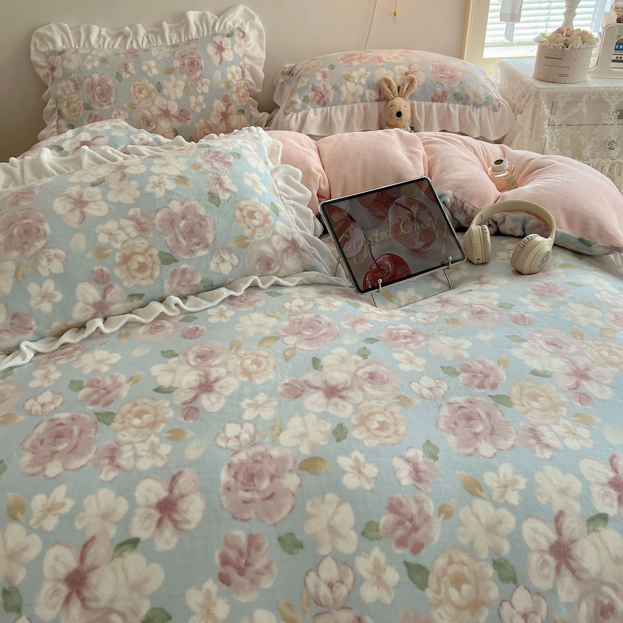 91家纺网 家纺一手货源 找家纺 六巷胡同 2025新款韩式博主风花边款小碎花A类牛奶绒四件套 花边又见山茶